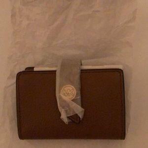 Small Michael Kors Wallet soft leather (luggage color). Brand new